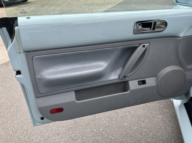 ニュービートルカブリオレ　アクエリアスブルー