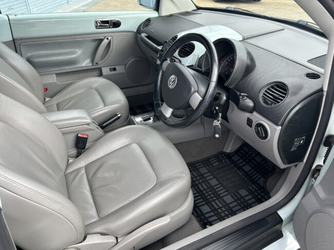 ニュービートルカブリオレ　アクエリアスブルー