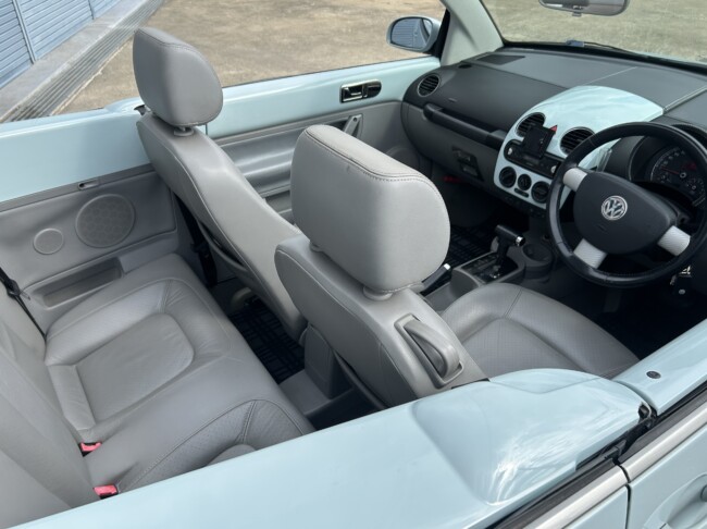 ニュービートルカブリオレ　アクエリアスブルー