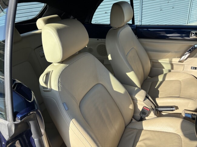 ニュービートルカブリオレロイヤルネイビーメタリック