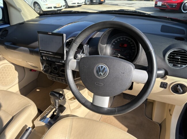 ニュービートルカブリオレロイヤルネイビーメタリック