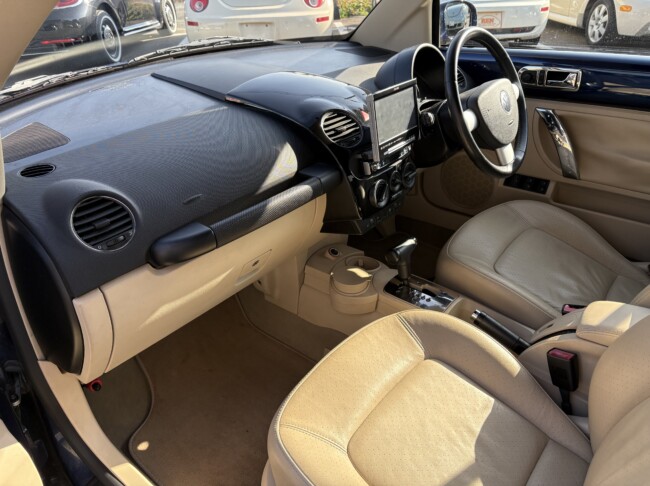 ニュービートルカブリオレロイヤルネイビーメタリック