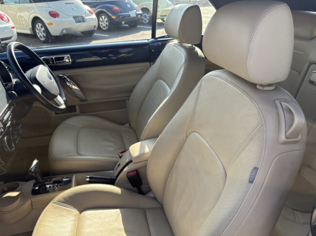 ニュービートルカブリオレロイヤルネイビーメタリック