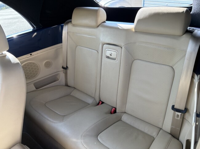 ニュービートルカブリオレロイヤルネイビーメタリック