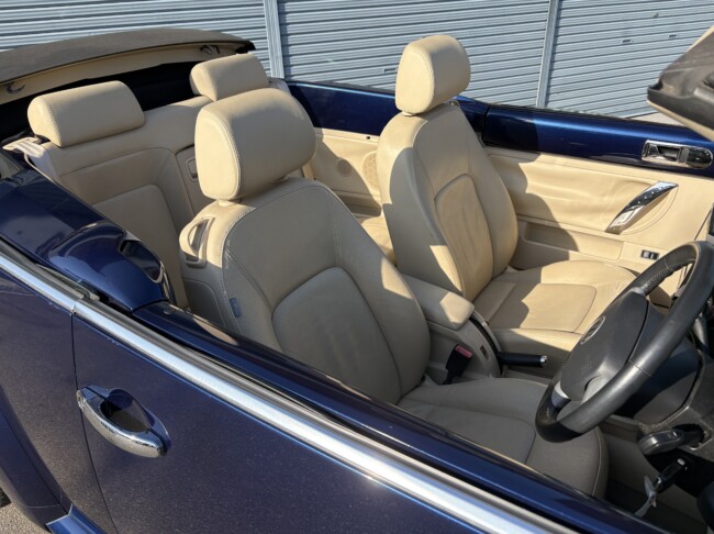 ニュービートルカブリオレロイヤルネイビーメタリック