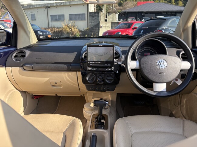 ニュービートルカブリオレロイヤルネイビーメタリック